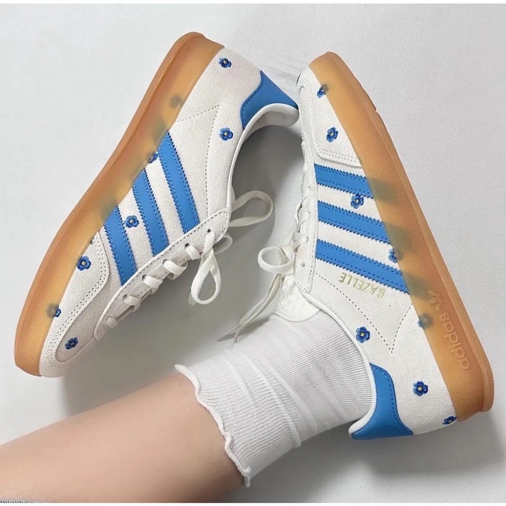 👟adidas Gazelle Indoor 休閒鞋 天空藍白色｜天空藍色｜白色｜奶茶底｜花朵｜刺繡｜皮革｜麂皮｜平底-細節圖5