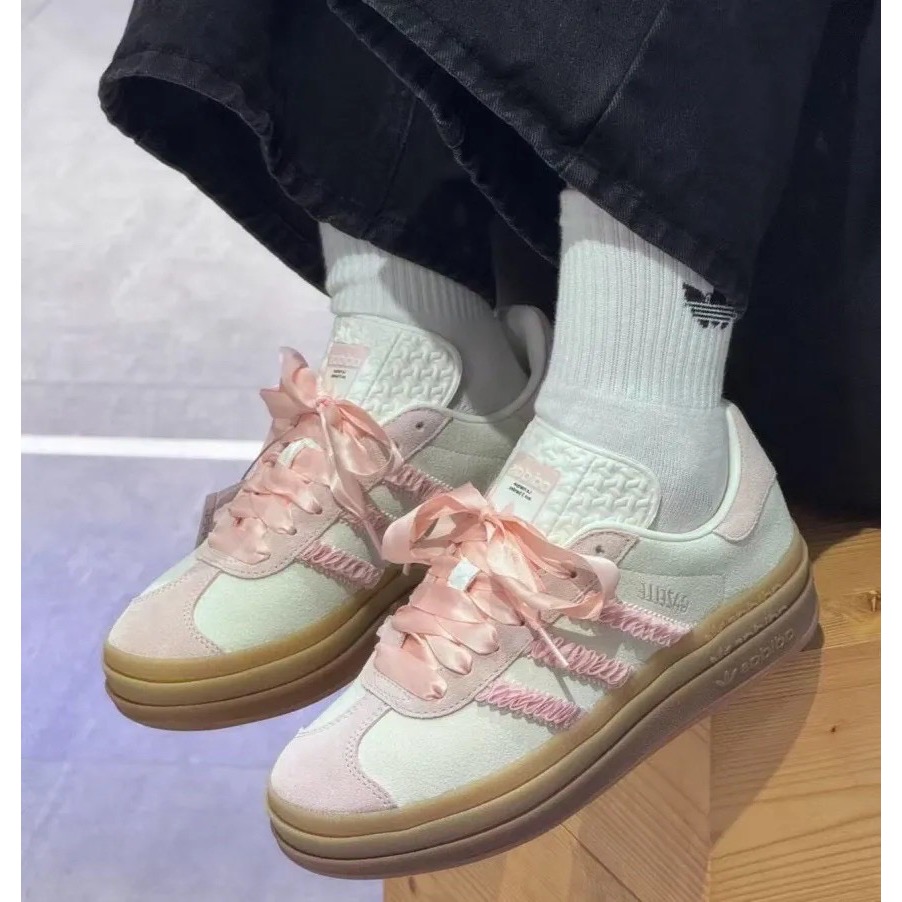 👟adidas GAZELLE BOLD休閒鞋 奶油櫻花粉色｜奶油色｜櫻花粉｜粉紅色｜焦糖底｜緞帶｜麂皮｜厚底｜平底鞋-細節圖2