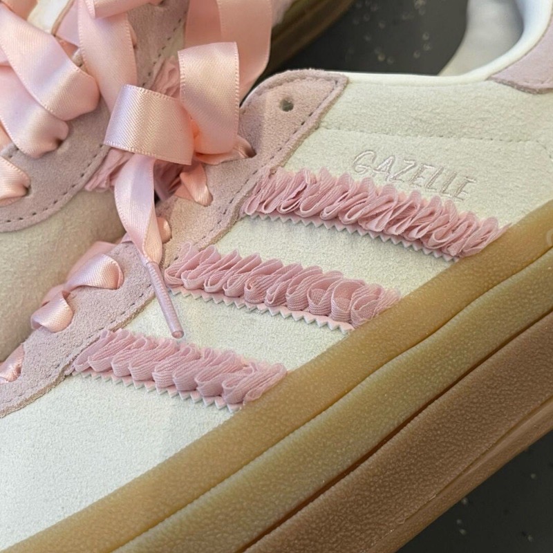 👟adidas GAZELLE BOLD休閒鞋 奶油櫻花粉色｜奶油色｜櫻花粉｜粉紅色｜焦糖底｜緞帶｜麂皮｜厚底｜平底鞋-細節圖3