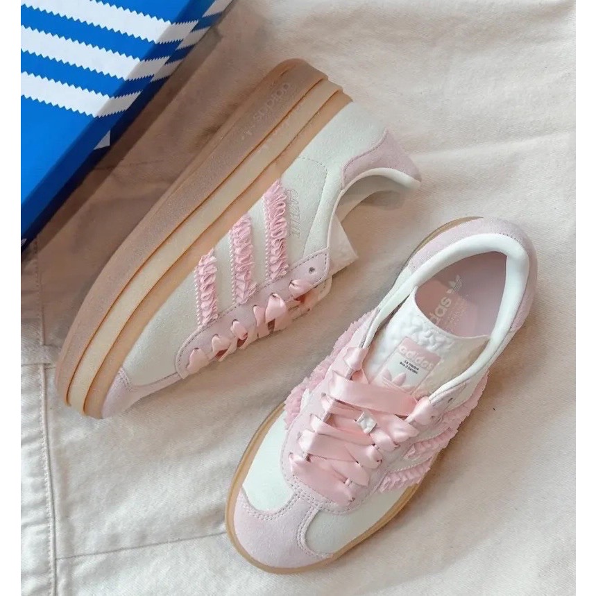 👟adidas GAZELLE BOLD休閒鞋 奶油櫻花粉色｜奶油色｜櫻花粉｜粉紅色｜焦糖底｜緞帶｜麂皮｜厚底｜平底鞋-細節圖5