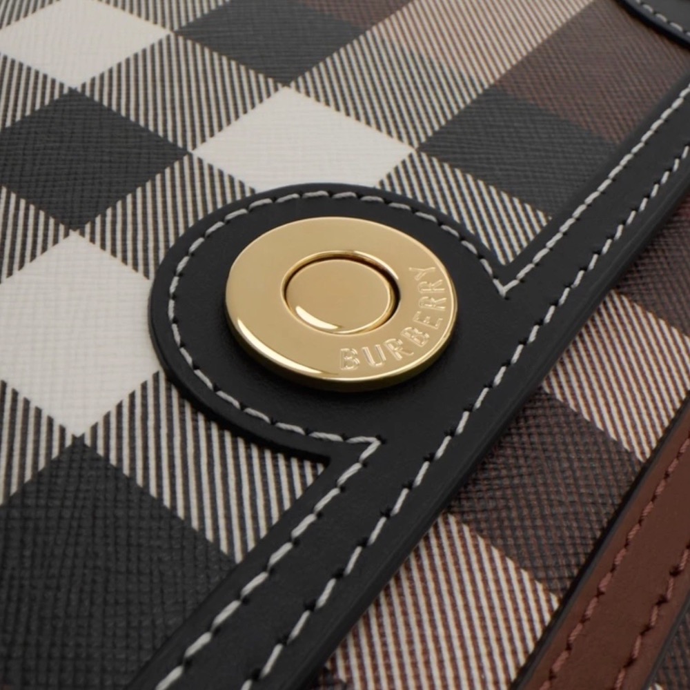 👜Burberry Note 信封包｜方包｜樺木棕｜深棕色｜格紋｜環保皮革｜斜背包｜肩背包｜官網同步在售款｜女款包-細節圖10