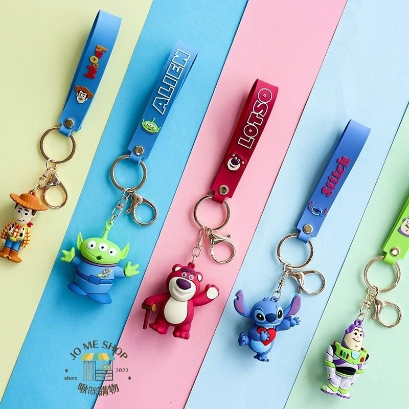 🏰 Disney 正版 迪士尼 玩具總動員 新款 三眼怪 草莓熊 史迪奇 胡迪 巴斯光年 可愛鑰匙圈 吊件-細節圖2