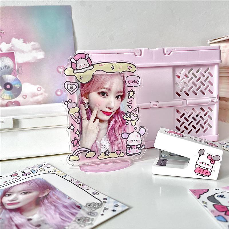 （🆕）原創可愛小狗 塗鴉造型桌面立牌 偶像明星愛豆小卡 壓克力相框插卡立牌 拍立得 桌面展示擺件 追星必備-細節圖3