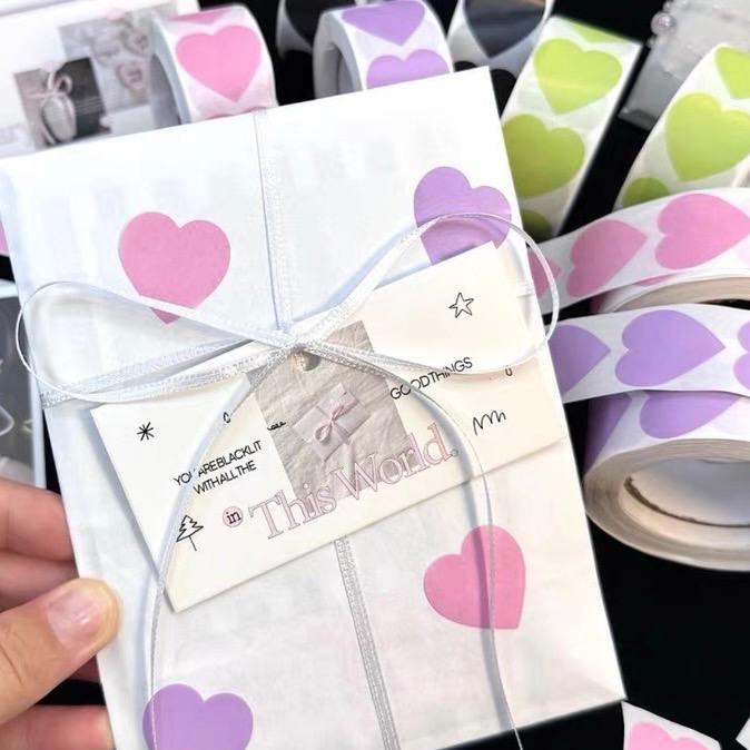 （🆕）500張 卷卷貼 馬卡龍色貼紙 不乾膠愛心封口貼 偶像明星愛豆專輯小卡 打包出卡 包材包裝標籤貼 追星必備-細節圖2