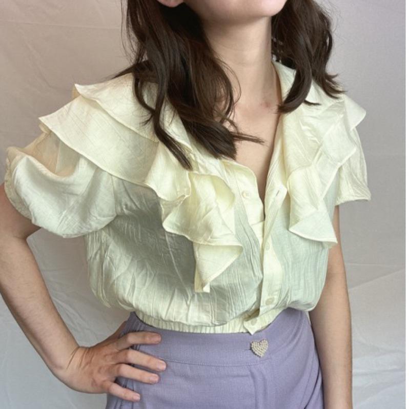 [韓版短版上衣l現貨3色] 荷葉邊前扣式短版上衣 縮腰短版上衣 OL襯衫 上班族必備 氣質蕾絲上衣 縮口袖 OL套裝-細節圖2