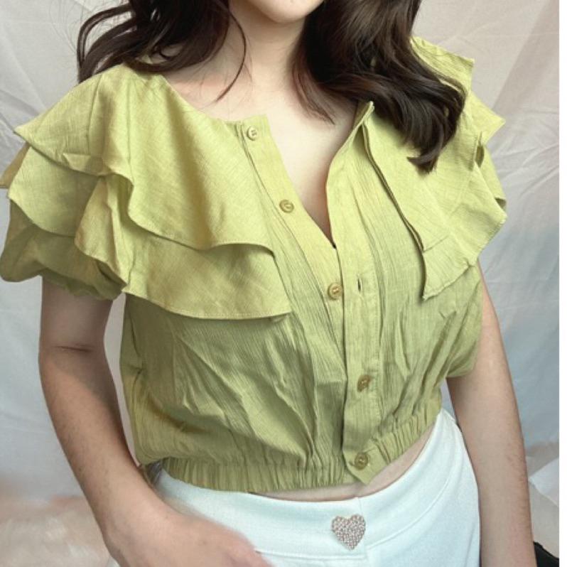 [韓版短版上衣l現貨3色] 荷葉邊前扣式短版上衣 縮腰短版上衣 OL襯衫 上班族必備 氣質蕾絲上衣 縮口袖 OL套裝-細節圖3