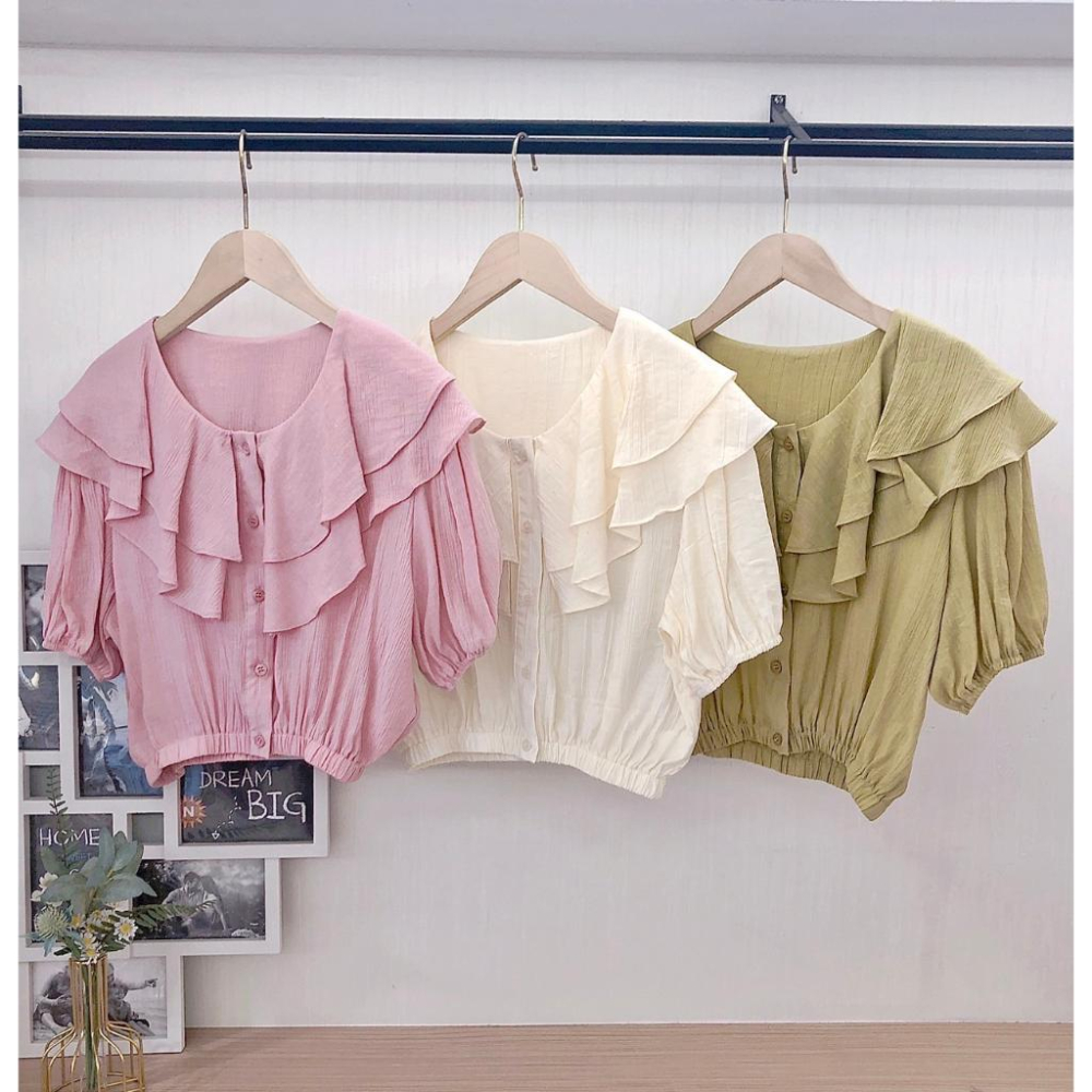 [韓版短版上衣l現貨3色] 荷葉邊前扣式短版上衣 縮腰短版上衣 OL襯衫 上班族必備 氣質蕾絲上衣 縮口袖 OL套裝-細節圖4