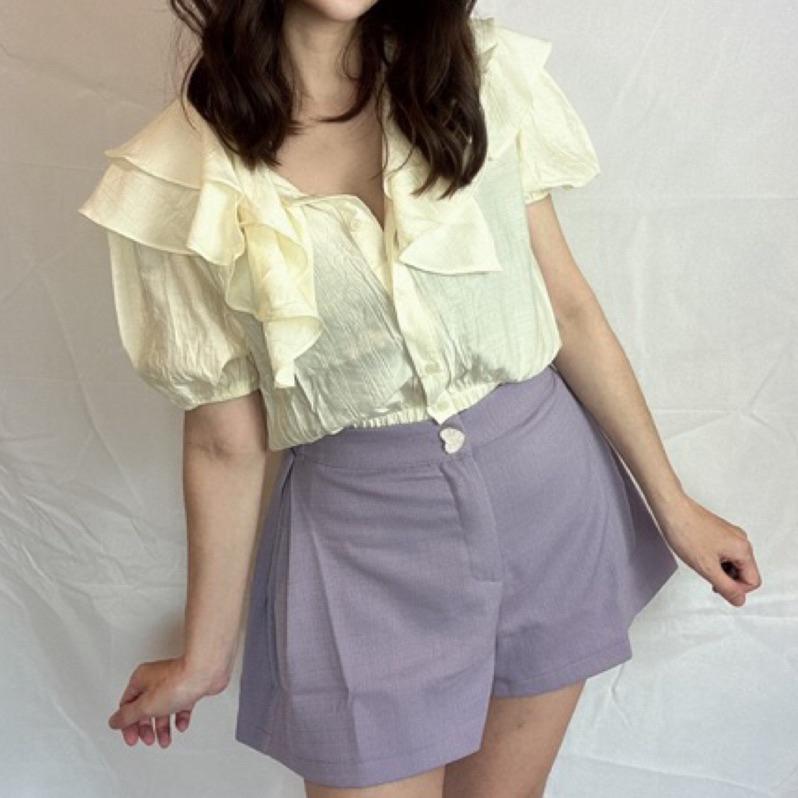 [韓版短版上衣l現貨3色] 荷葉邊前扣式短版上衣 縮腰短版上衣 OL襯衫 上班族必備 氣質蕾絲上衣 縮口袖 OL套裝-細節圖5