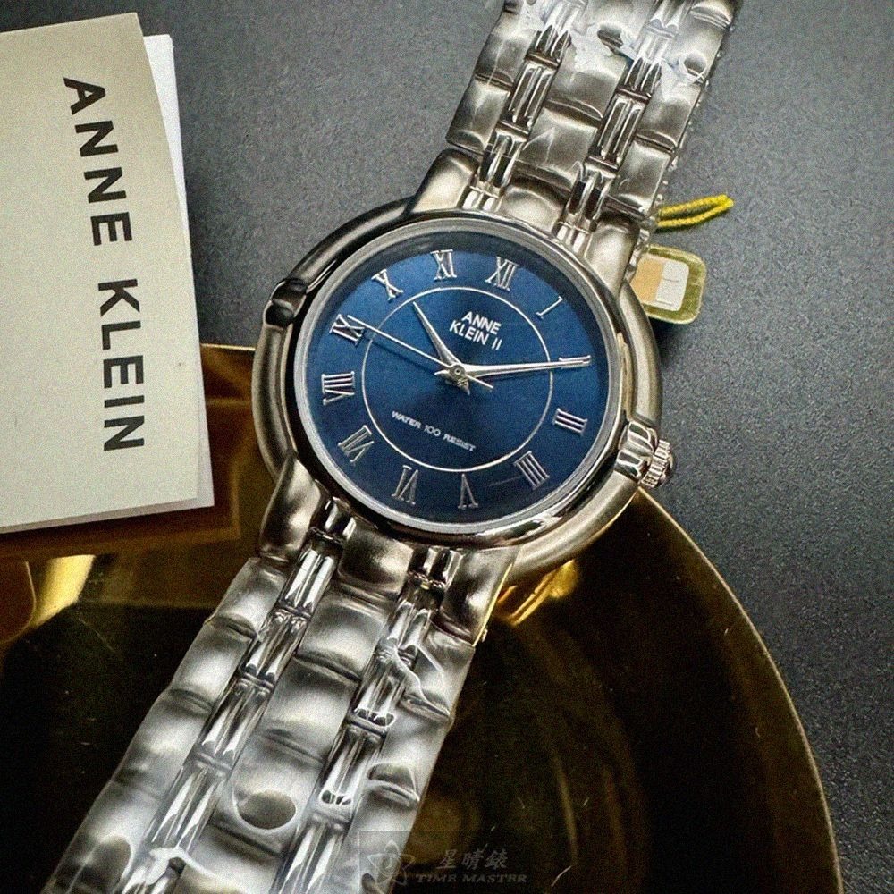 ANNE KLEIN手錶,編號AN00542,34mm銀圓形精鋼錶殼,寶藍色羅馬數字, 中三針顯示錶面,銀色精鋼錶帶款-細節圖2