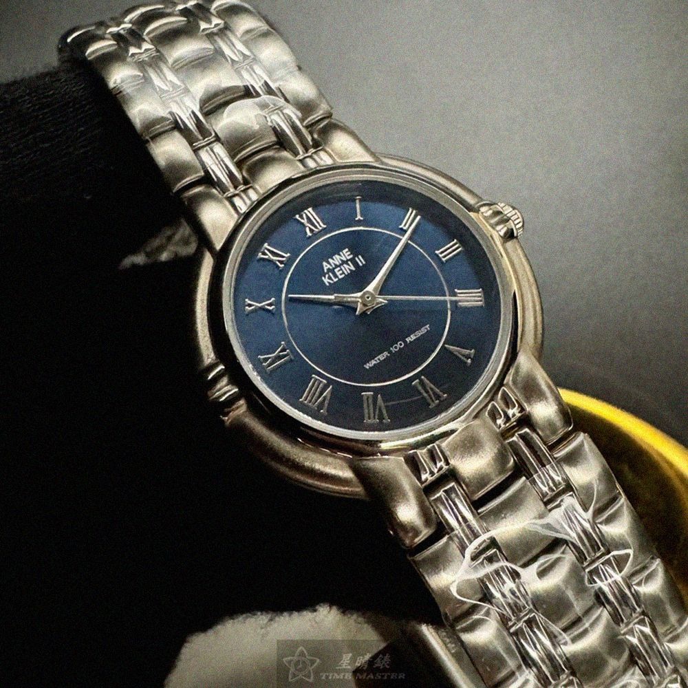 ANNE KLEIN手錶,編號AN00542,34mm銀圓形精鋼錶殼,寶藍色羅馬數字, 中三針顯示錶面,銀色精鋼錶帶款-細節圖4