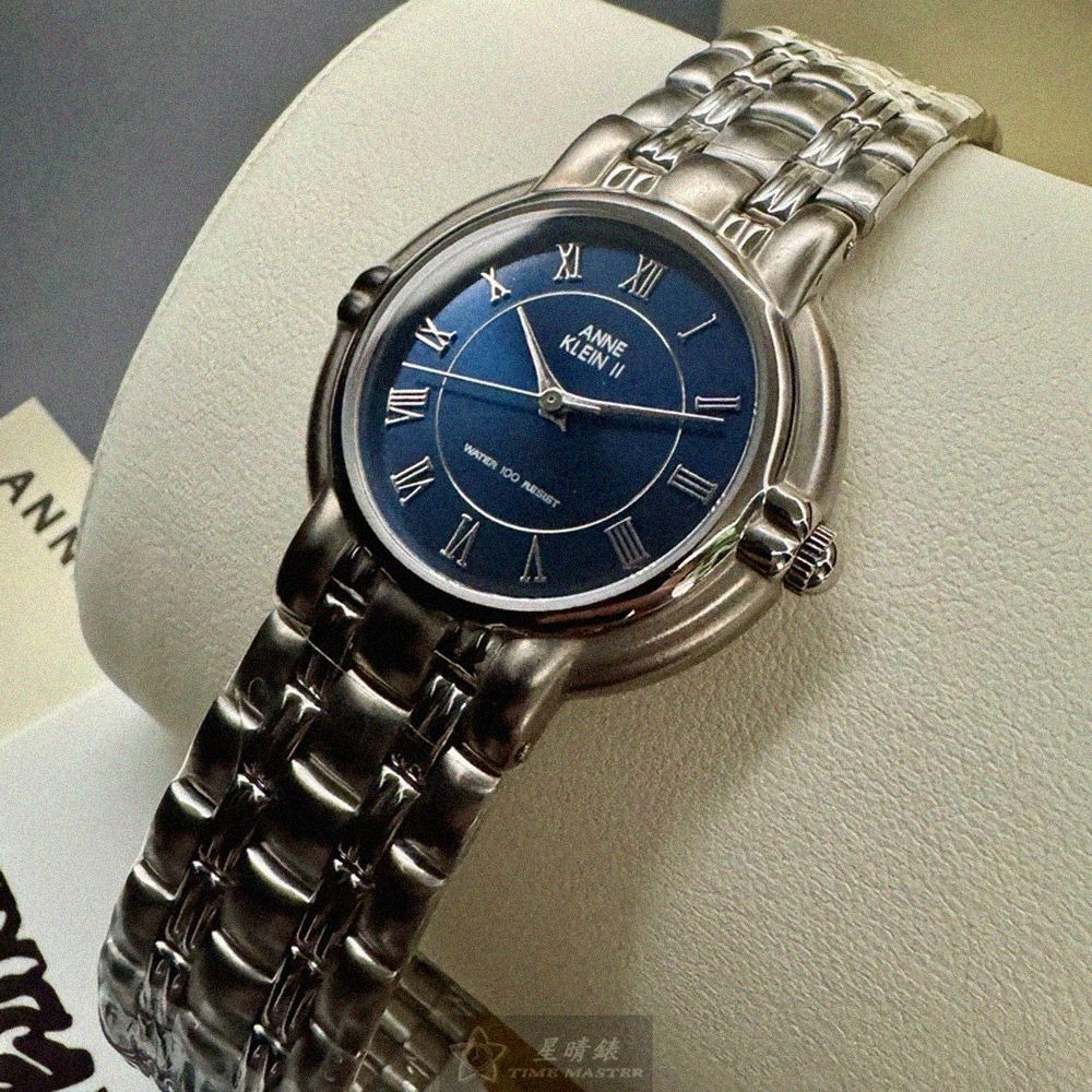 ANNE KLEIN手錶,編號AN00542,34mm銀圓形精鋼錶殼,寶藍色羅馬數字, 中三針顯示錶面,銀色精鋼錶帶款-細節圖5
