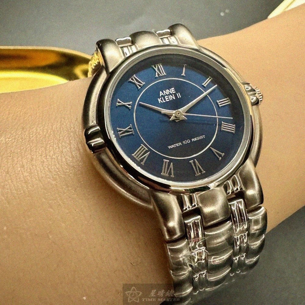 ANNE KLEIN手錶,編號AN00542,34mm銀圓形精鋼錶殼,寶藍色羅馬數字, 中三針顯示錶面,銀色精鋼錶帶款-細節圖6