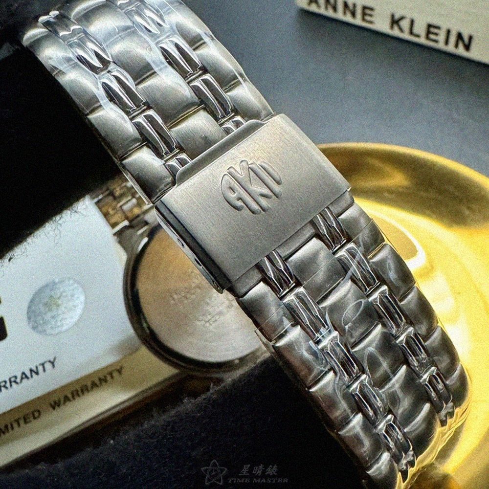 ANNE KLEIN手錶,編號AN00542,34mm銀圓形精鋼錶殼,寶藍色羅馬數字, 中三針顯示錶面,銀色精鋼錶帶款-細節圖7