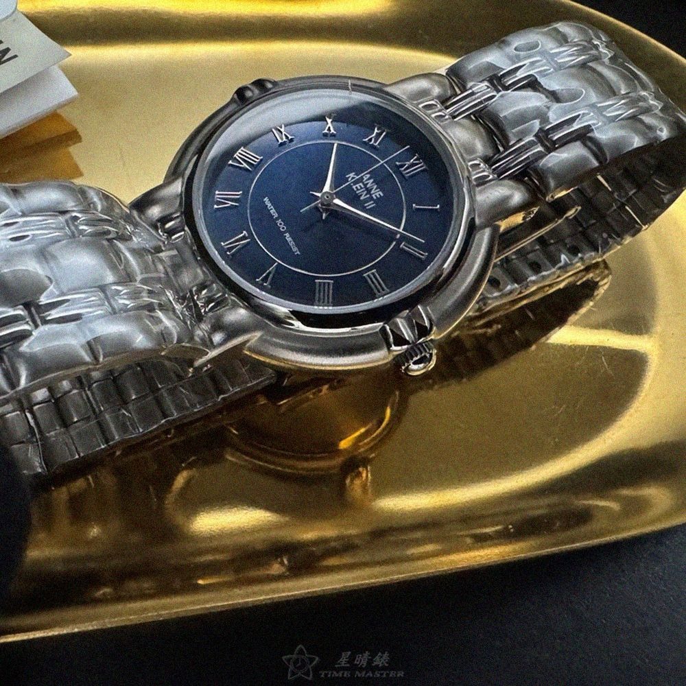 ANNE KLEIN手錶,編號AN00542,34mm銀圓形精鋼錶殼,寶藍色羅馬數字, 中三針顯示錶面,銀色精鋼錶帶款-細節圖9