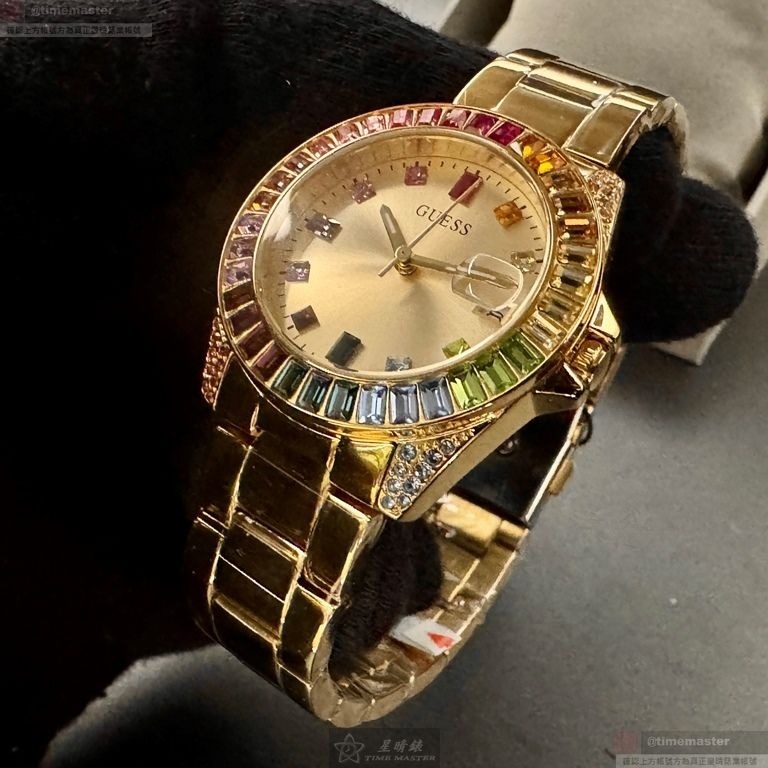 GUESS手錶,編號GC00005,34mm金色圓形精鋼錶殼,金色中三針顯示, 彩虹鋼琴鑽圈錶面,金色精鋼錶帶款-細節圖2
