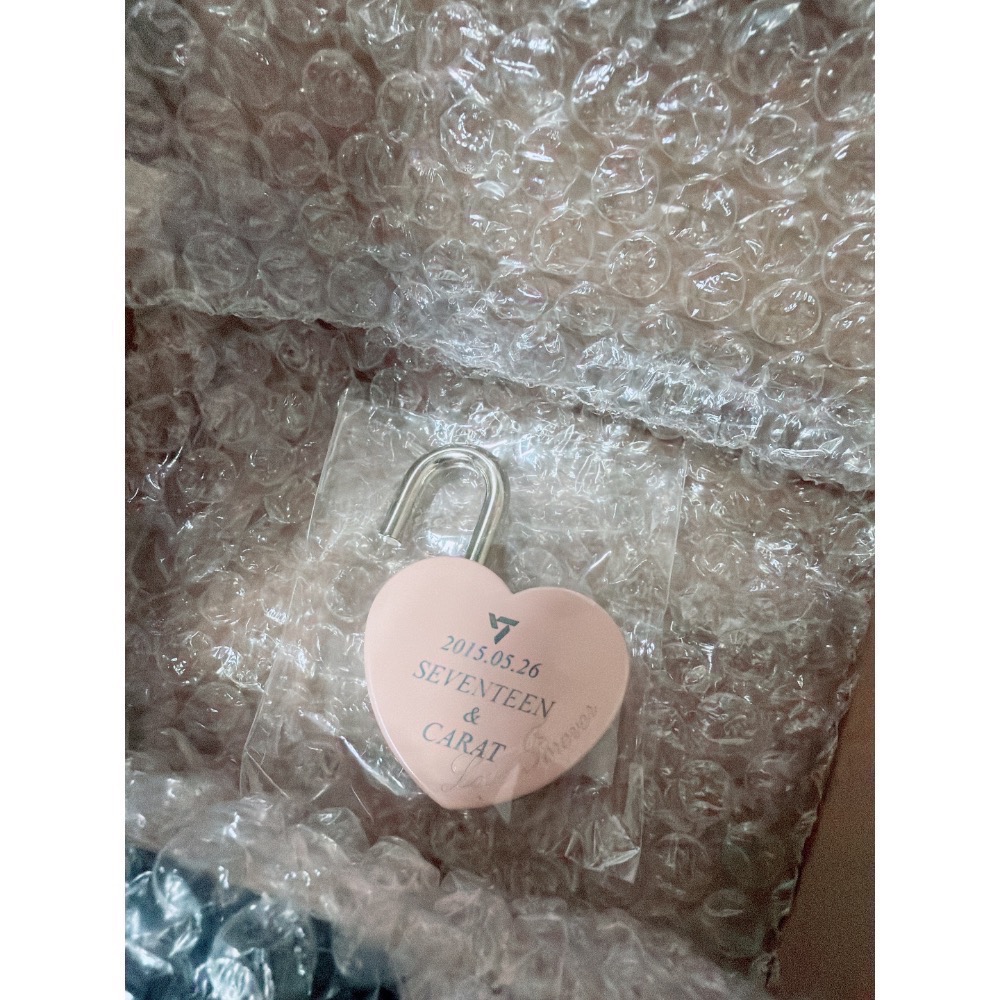 SEVENTEEN New巡演 日本大阪空中庭園 淡粉色 愛心鎖+入場特典+送一張克拉島紙花-細節圖3