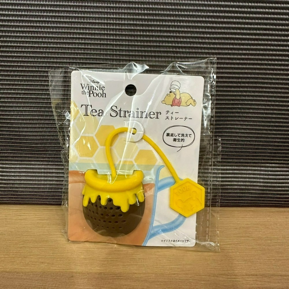 日本 百元商店 大創 Seria 維尼 小物 拉鍊包 洗衣袋 模具 野餐墊 風扇罩 水壺套 夾鏈袋 冷水瓶 濾茶器 杯蓋-規格圖11