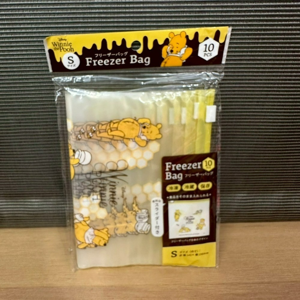 日本 百元商店 大創 Seria 維尼 小物 拉鍊包 洗衣袋 模具 野餐墊 風扇罩 水壺套 夾鏈袋 冷水瓶 濾茶器 杯蓋-規格圖11