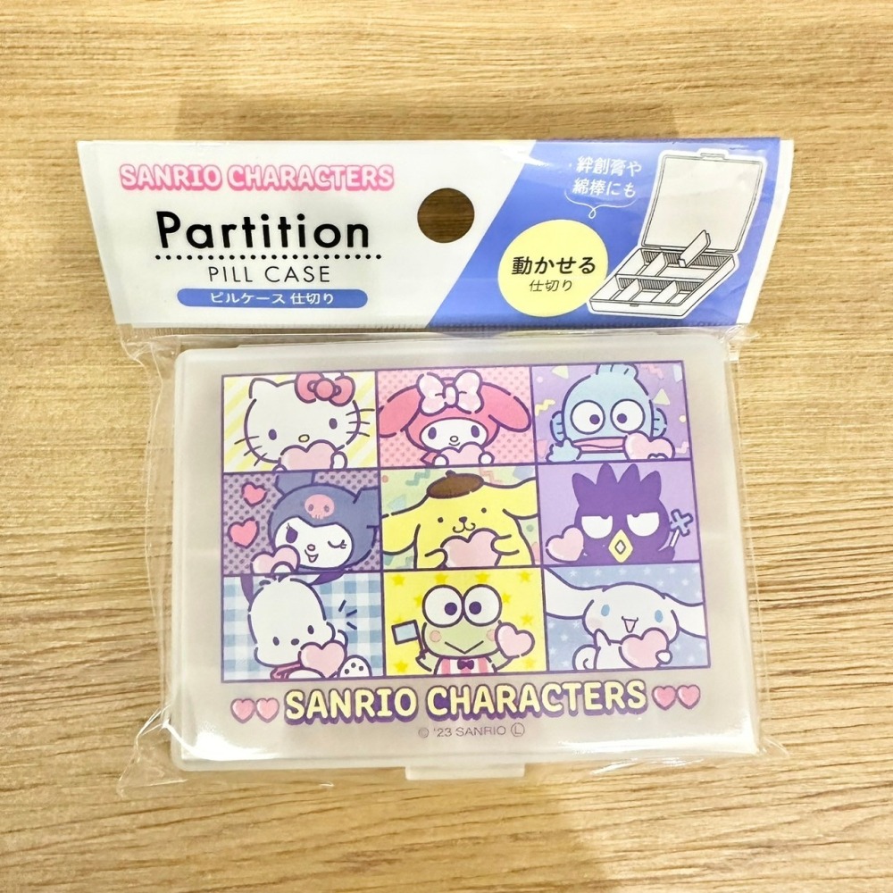 日本 百元商店 大創 Daiso Seria 三麗鷗 藥盒 掀蓋收納盒 旅行隨身盒 分隔盒 小物收納 首飾盒 化妝品收納-細節圖5