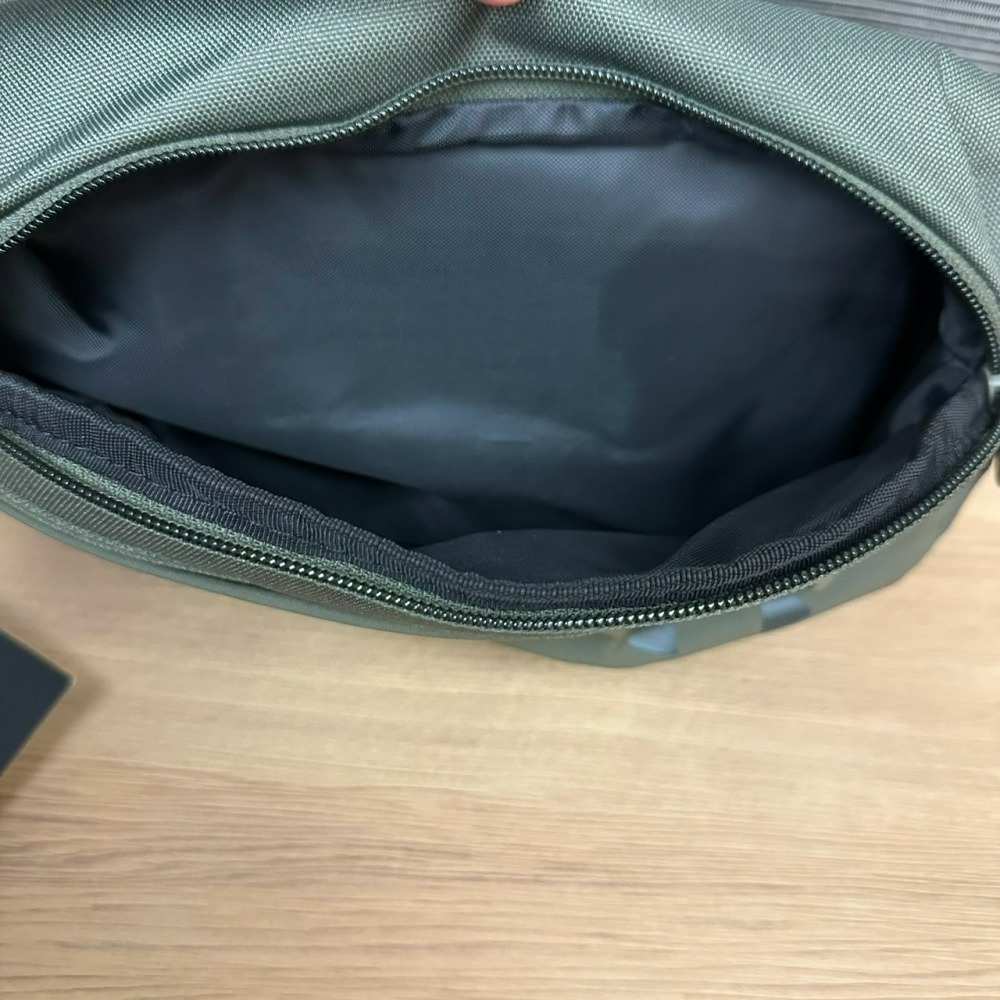 美國 UA 安德瑪 Under Armour Flex 斜背包 肩背包 胸包 腰包 軍綠 橘紅-細節圖3