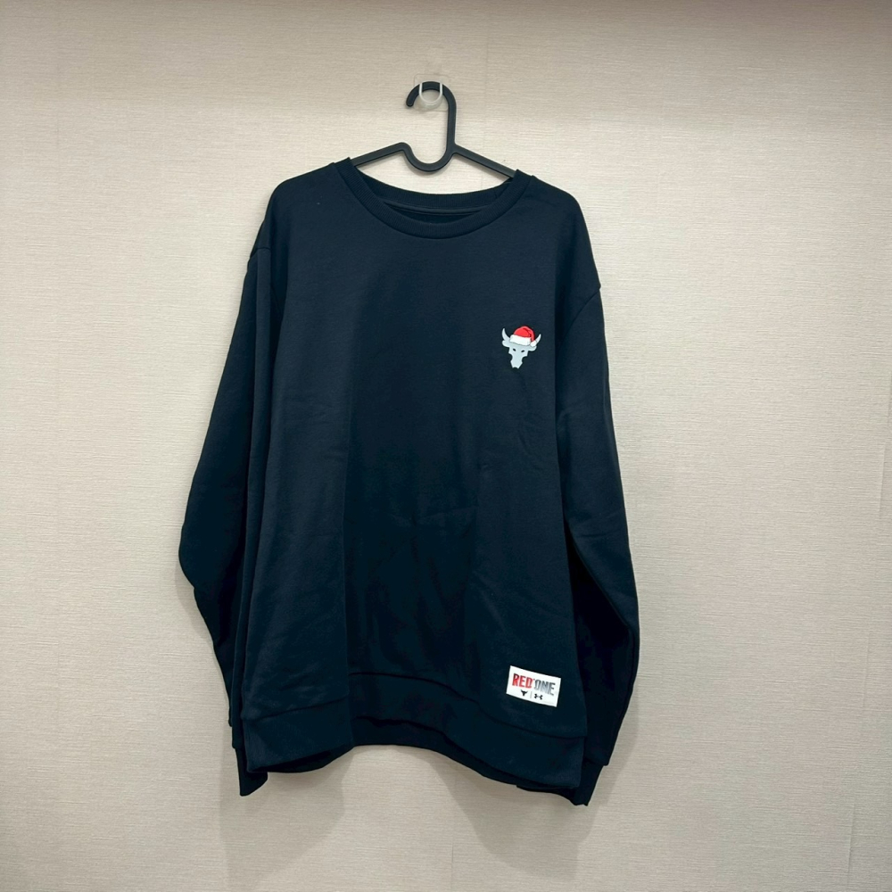 美國 UA 安德瑪 Under Armour 男款 Project Rock Red One Gains 聖誕大學T L-細節圖3