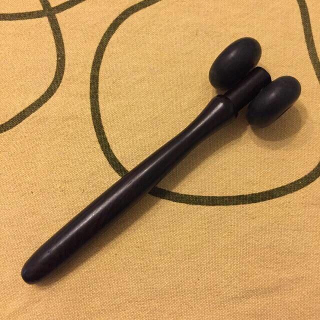 天然花蓮墨玉 紓壓按摩棒 天然磁性 滾珠 滾輪 臉部 穴道 紓壓按摩 台灣墨玉 墨玉滾珠 墨玉滾輪 墨玉按摩棒-細節圖3
