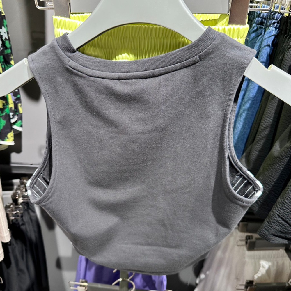 𝓑&𝓦現貨免運 IQ3405 Adidas 女短版背心-細節圖2