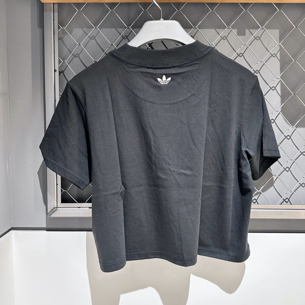 𝓑&𝓦現貨免運 IK8641  Adidas 女 短版短袖上衣-細節圖2