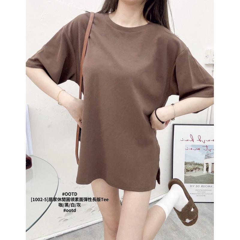 預購- T恤 1002-5 居家bi備休閒 圓領素面 彈性長版 Tee 質感舒適 材質有彈力❤️ 灰/白/黑/咖-細節圖4