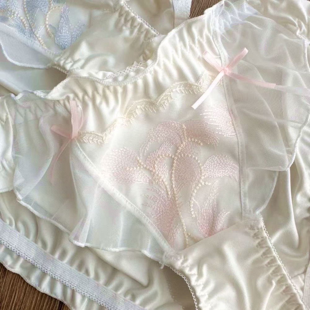 預購 Ki.studio 實拍｜日系 小清新 777 甜美 刺繡 牛奶絲 荷葉公主 中腰三角 內褲 M-L  2色-規格圖9