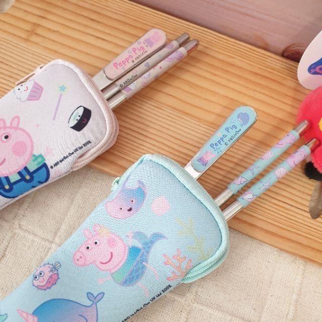 現貨正版 佩佩豬潛水布不鏽鋼餐具組 粉紅豬小妹304不鏽鋼餐具組 潛水布套 環保餐具組 喬治 佩奇 湯匙筷子組 不銹鋼餐-細節圖2