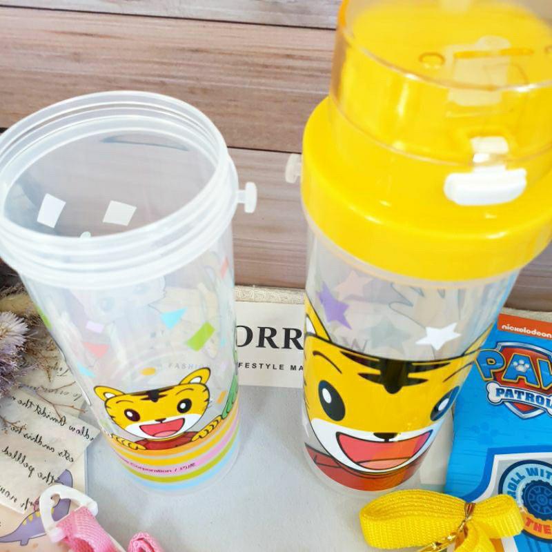 現貨正版 巧虎 小巧吸管水壺 500ml 吸管水壺 桃樂比 琪琪 彈蓋水壺 可背式 台灣製 兒童水瓶 背帶水壺-細節圖4