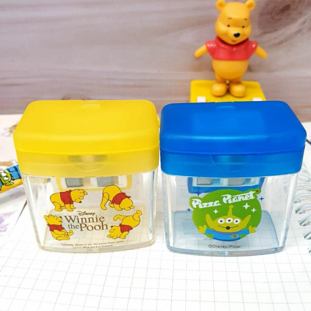 現貨正版 迪士尼 雙孔削筆器 維尼 三眼怪 三角鉛筆削筆器 維尼 附蓋削筆器 攜帶式 削筆器 大小孔 台灣製 文具用品-細節圖2