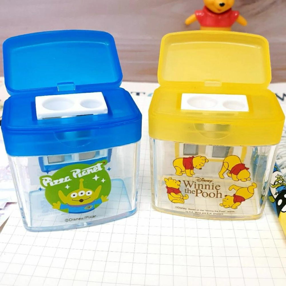 現貨正版 迪士尼 雙孔削筆器 維尼 三眼怪 三角鉛筆削筆器 維尼 附蓋削筆器 攜帶式 削筆器 大小孔 台灣製 文具用品-細節圖3