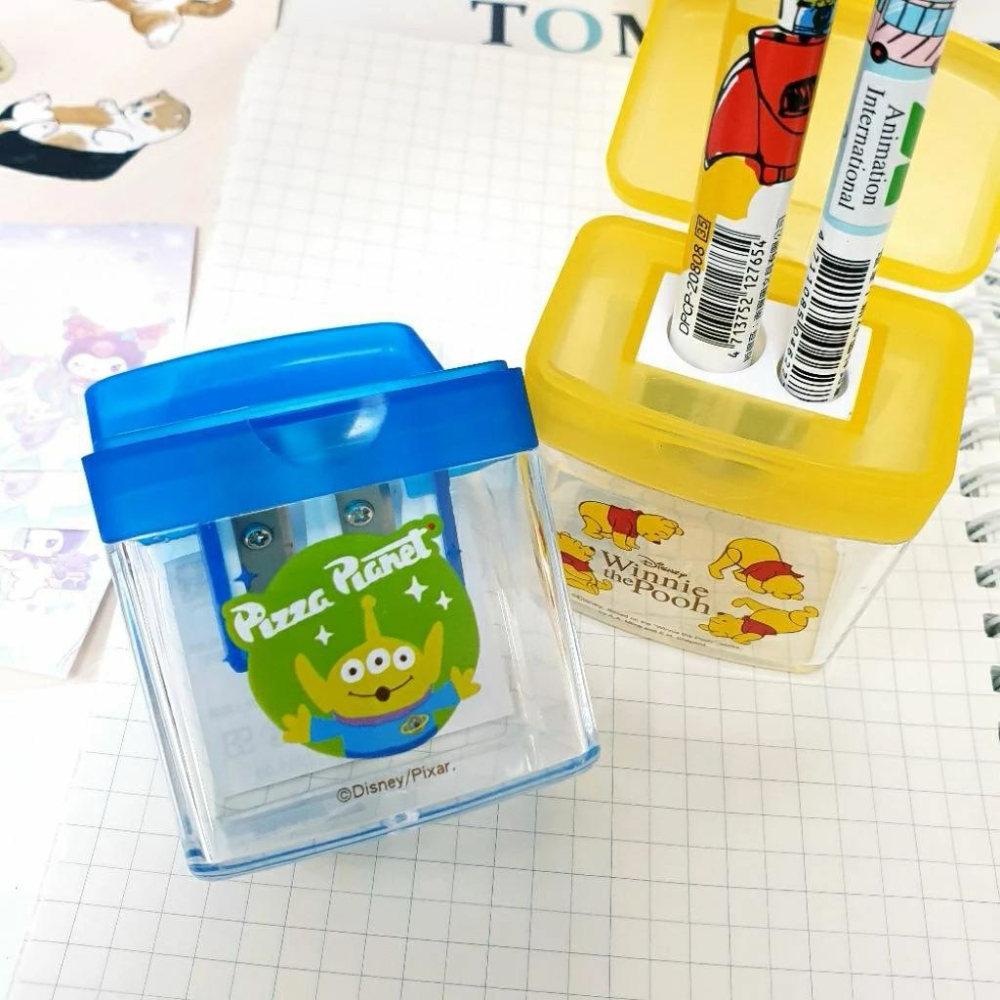 現貨正版 迪士尼 雙孔削筆器 維尼 三眼怪 三角鉛筆削筆器 維尼 附蓋削筆器 攜帶式 削筆器 大小孔 台灣製 文具用品-細節圖4