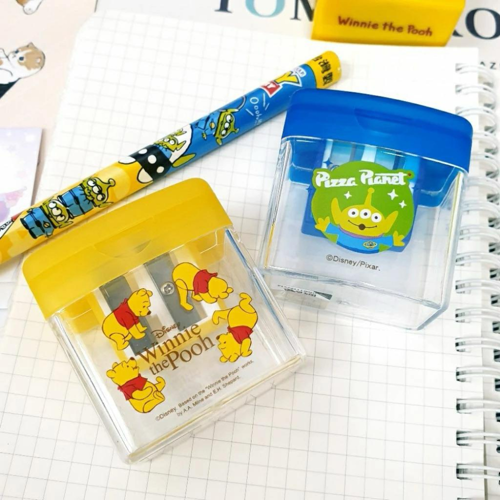 現貨正版 迪士尼 雙孔削筆器 維尼 三眼怪 三角鉛筆削筆器 維尼 附蓋削筆器 攜帶式 削筆器 大小孔 台灣製 文具用品-細節圖5