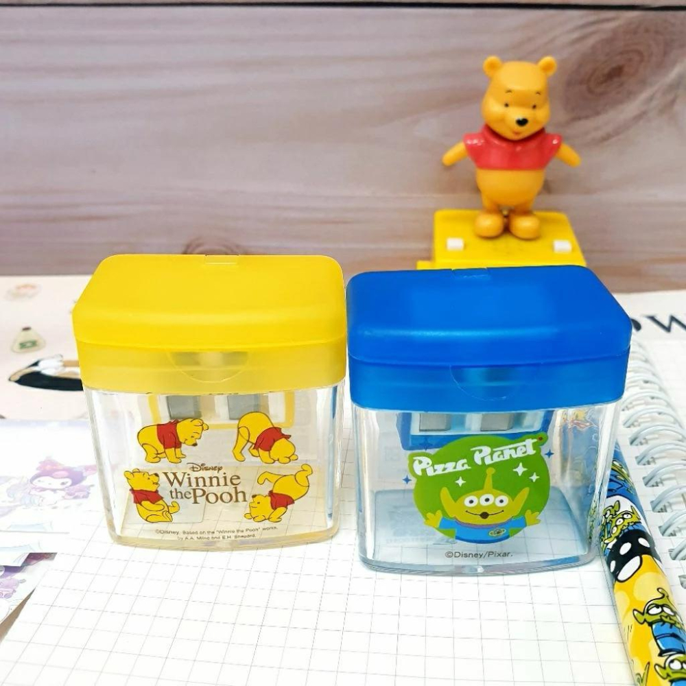 現貨正版 迪士尼 雙孔削筆器 維尼 三眼怪 三角鉛筆削筆器 維尼 附蓋削筆器 攜帶式 削筆器 大小孔 台灣製 文具用品-細節圖6