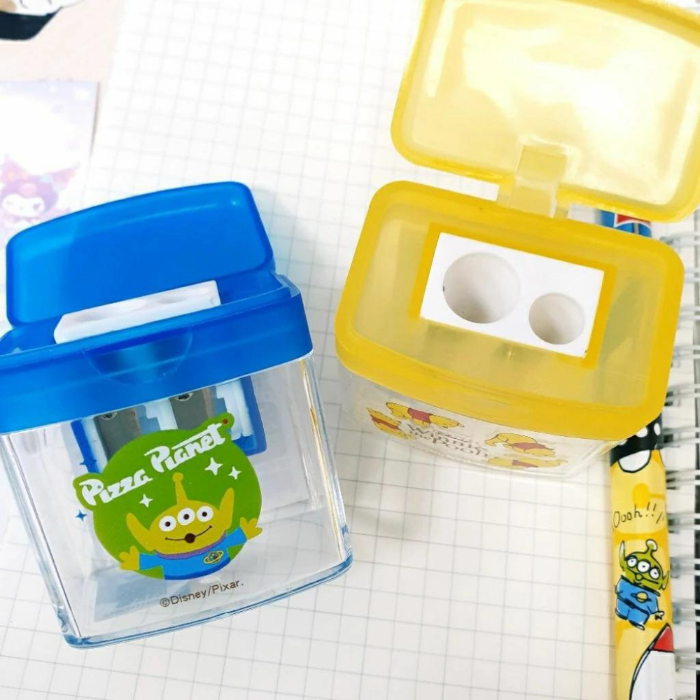 現貨正版 迪士尼 雙孔削筆器 維尼 三眼怪 三角鉛筆削筆器 維尼 附蓋削筆器 攜帶式 削筆器 大小孔 台灣製 文具用品-細節圖7