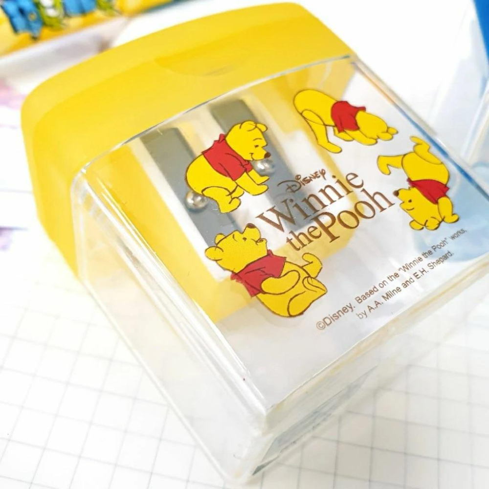 現貨正版 迪士尼 雙孔削筆器 維尼 三眼怪 三角鉛筆削筆器 維尼 附蓋削筆器 攜帶式 削筆器 大小孔 台灣製 文具用品-細節圖8