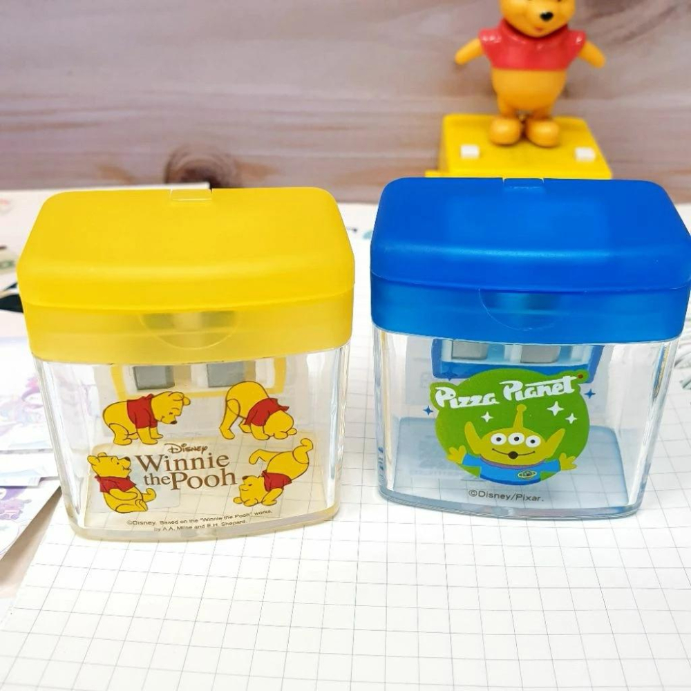 現貨正版 迪士尼 雙孔削筆器 維尼 三眼怪 三角鉛筆削筆器 維尼 附蓋削筆器 攜帶式 削筆器 大小孔 台灣製 文具用品-細節圖9