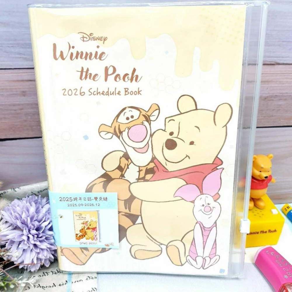 現貨正版 2026年 維尼 跨年日誌 雙夾鏈 日誌 迪士尼 手帳 週計劃 25k月誌 行事曆 年度計劃 月計劃 台灣製-細節圖2