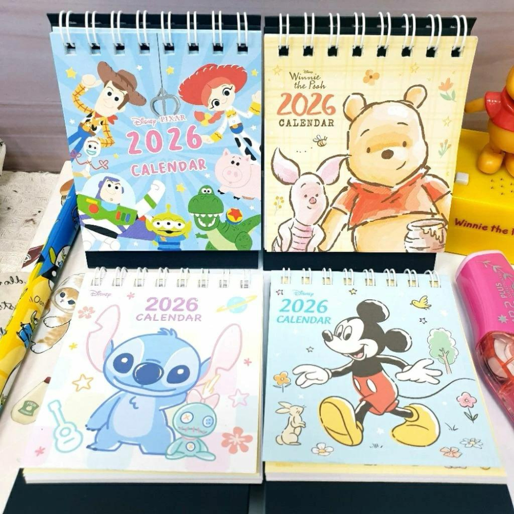 現貨正版 2026年 迪士尼 迷你桌曆 三角小桌曆 維尼 玩具總動員 史迪奇 米奇 行事曆 桌上迷你月曆 備忘錄 台灣製-細節圖2