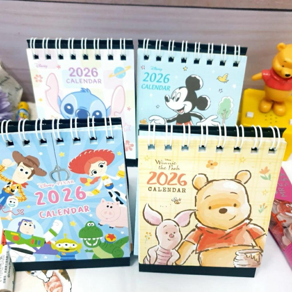 現貨正版 2026年 迪士尼 迷你桌曆 三角小桌曆 維尼 玩具總動員 史迪奇 米奇 行事曆 桌上迷你月曆 備忘錄 台灣製-細節圖3