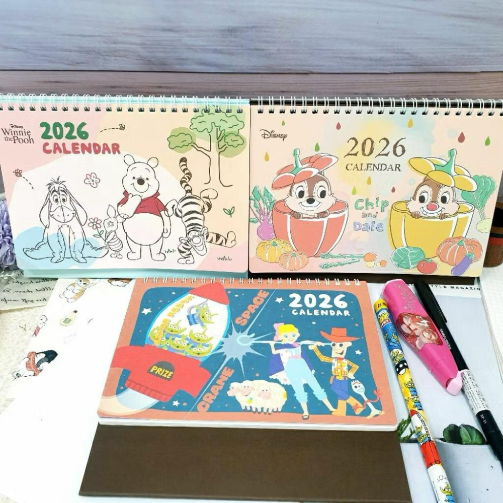 現貨正版 2026年 迪士尼 A5三角桌曆 奇奇蒂蒂 維尼 行事曆 三眼怪 玩具總動員 備忘錄 年度計畫表 月曆 台灣製-細節圖2