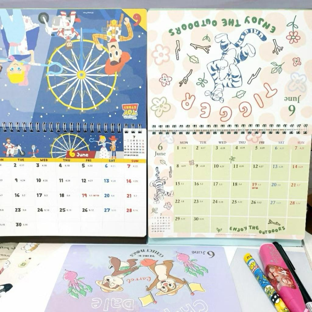 現貨正版 2026年 迪士尼 A5三角桌曆 奇奇蒂蒂 維尼 行事曆 三眼怪 玩具總動員 備忘錄 年度計畫表 月曆 台灣製-細節圖3