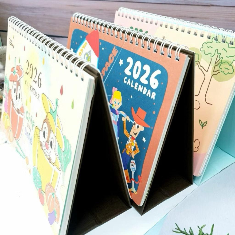 現貨正版 2026年 迪士尼 A5三角桌曆 奇奇蒂蒂 維尼 行事曆 三眼怪 玩具總動員 備忘錄 年度計畫表 月曆 台灣製-細節圖9