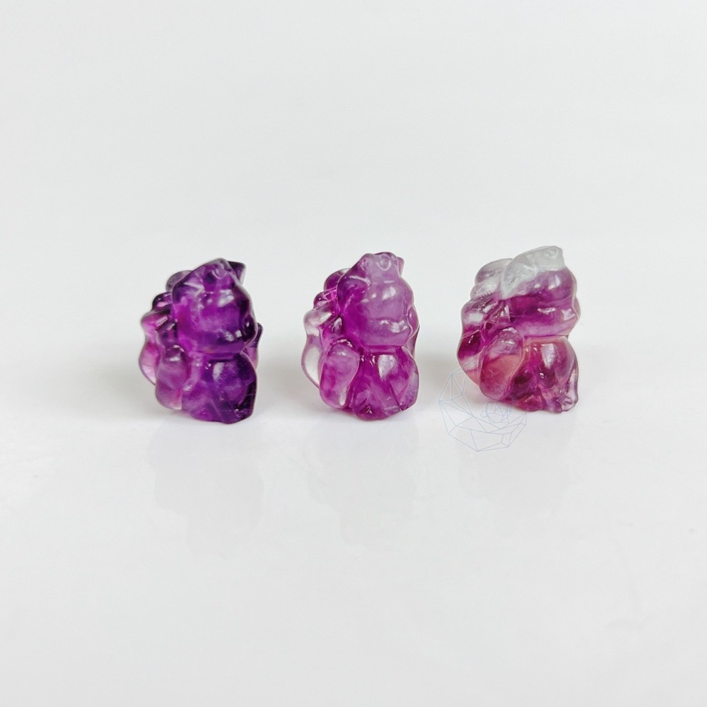 ₍мσσи_нασ ᙏ̤̫͚ ₎桃花皇后九尾狐狸🦊 螢石 雕刻件 約1.8cm 手串孔 (隨機出貨)-細節圖3