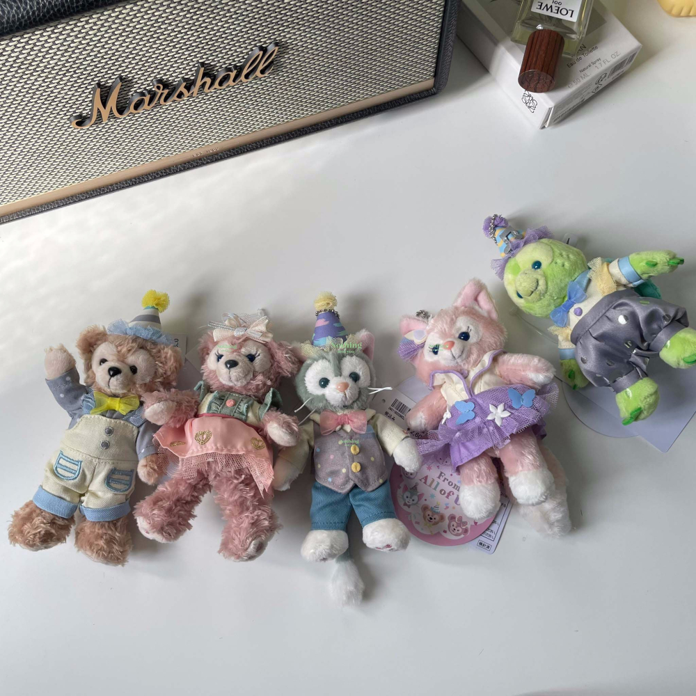 日本限定 東京海洋迪士尼 40週年 春日達菲家族 小熊維尼 玩具總動員 草莓熊 小飛象 鑰匙圈 別針吊飾 玩偶-細節圖2