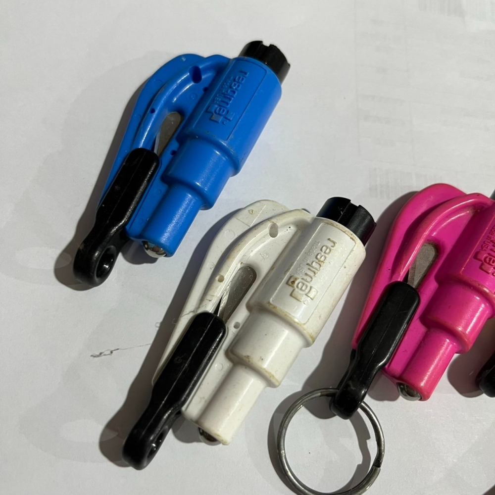 [沐沐屋]二手-美國 RESQME救援霸 救援鑰匙圈 割安全帶 , 車窗擊破器-細節圖2