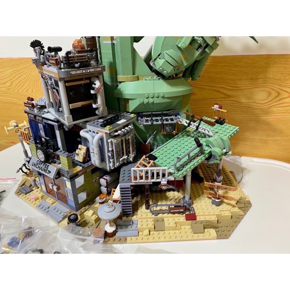 [步步高］已組樂高lego 70840天啟城（無小丑女，無盒書，有列印本，貼紙已貼，有其他人偶13隻含骷髏人如圖）-細節圖2